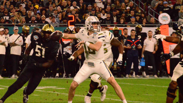 Haynes King throwing a pass